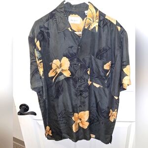 Bill Blass 100% Silk short sleeve button-down tropical shirt in a large. EUC